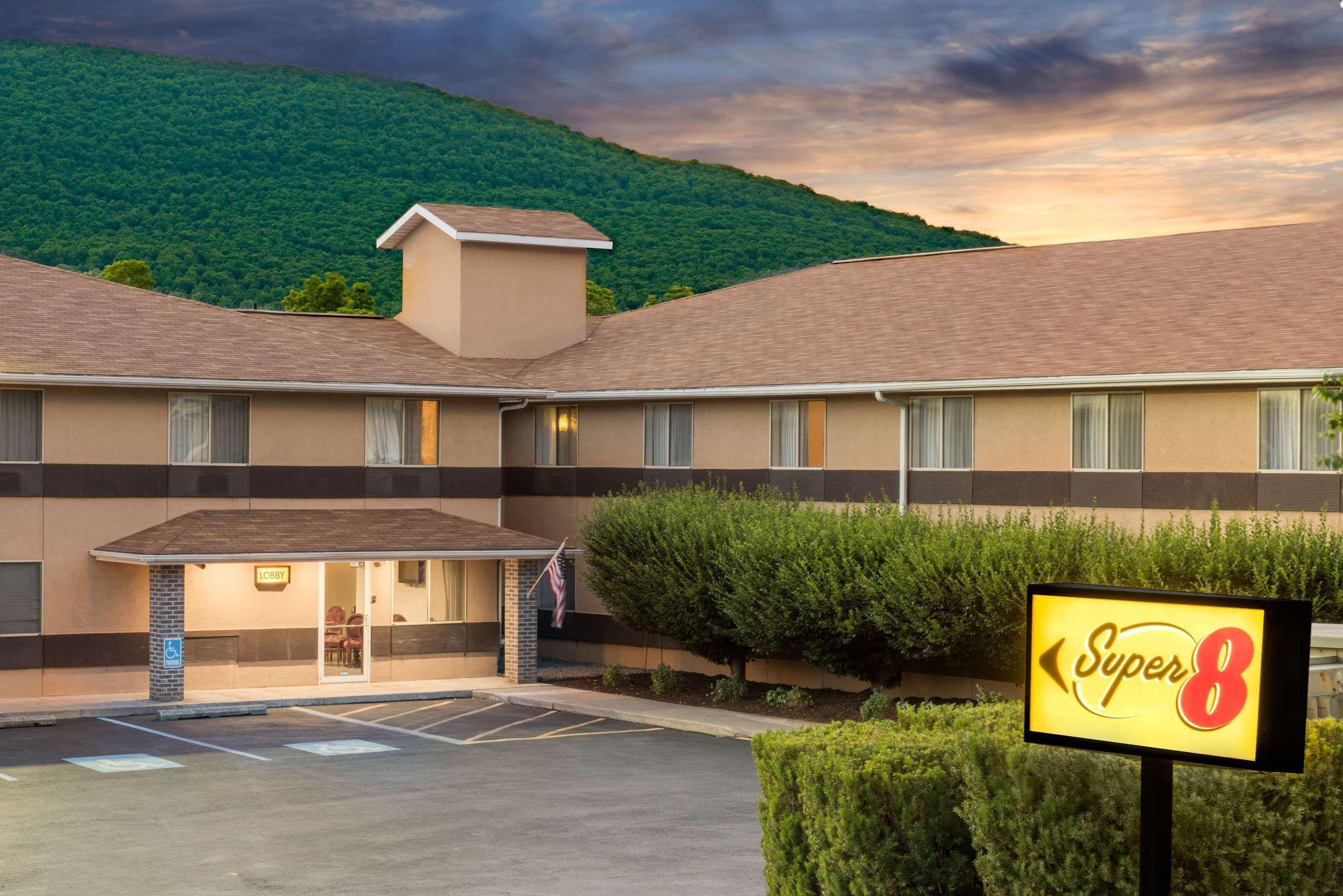 Super 8 By Wyndham Burnham/Lewistown Hotel Exterior photo